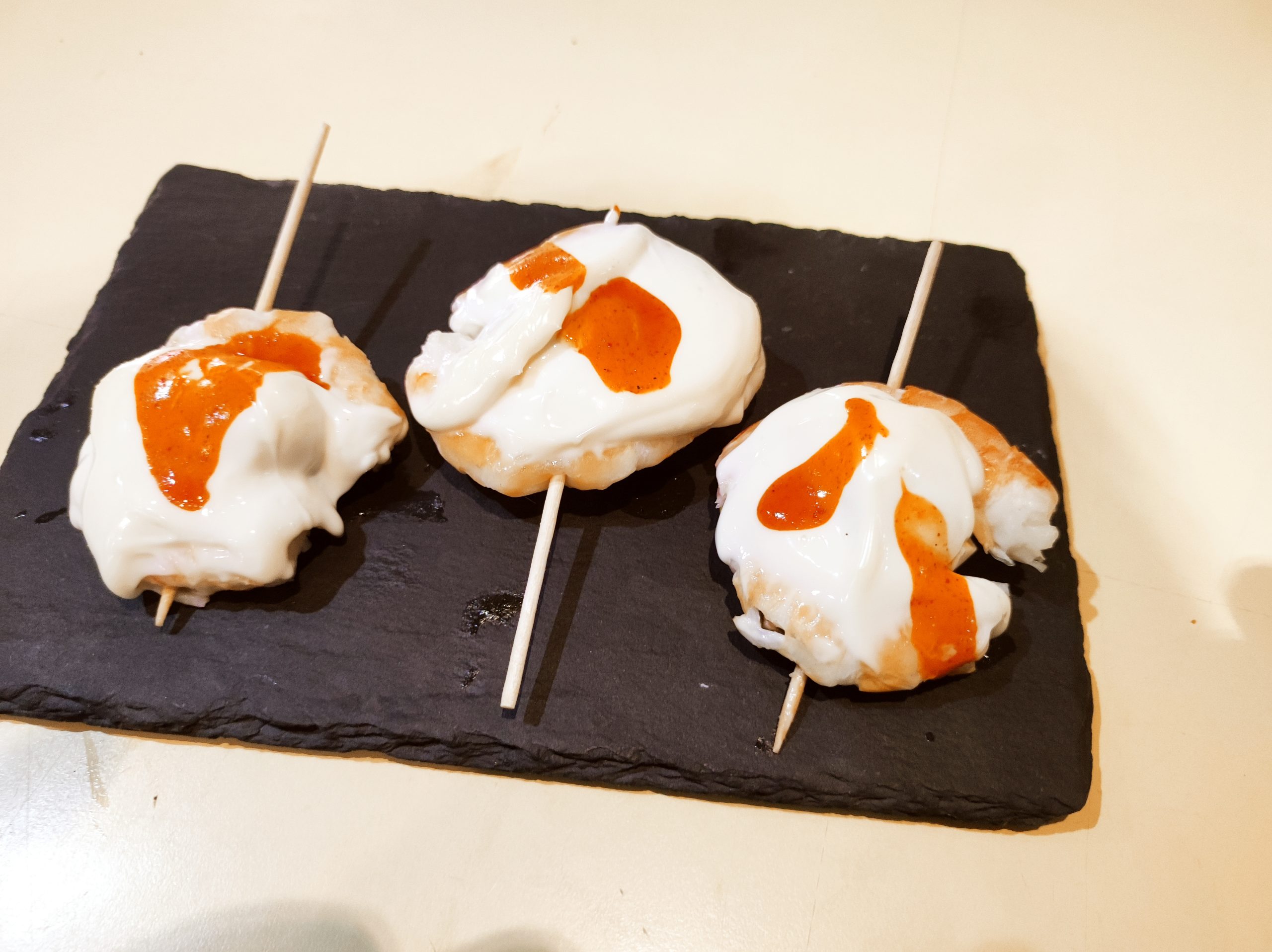 TAPAS GAMBA HUEVO MAHONESA