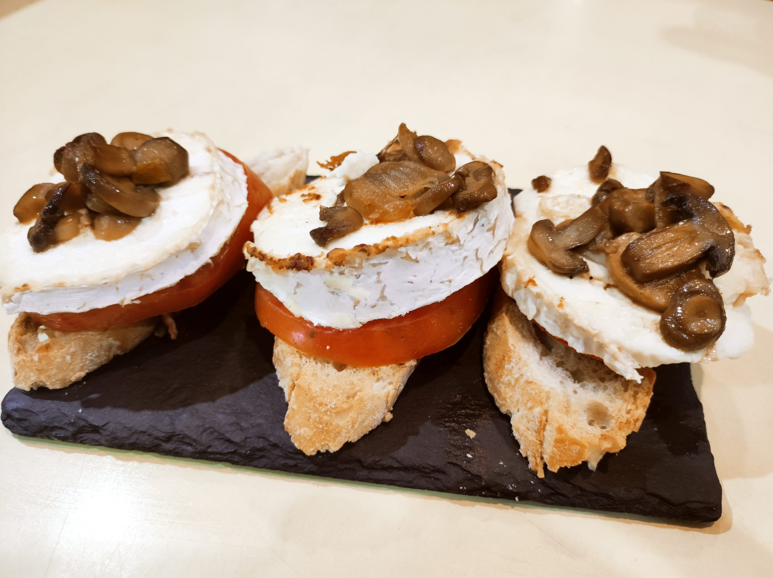 TAPAS MONTADITO RULO DE CABRA