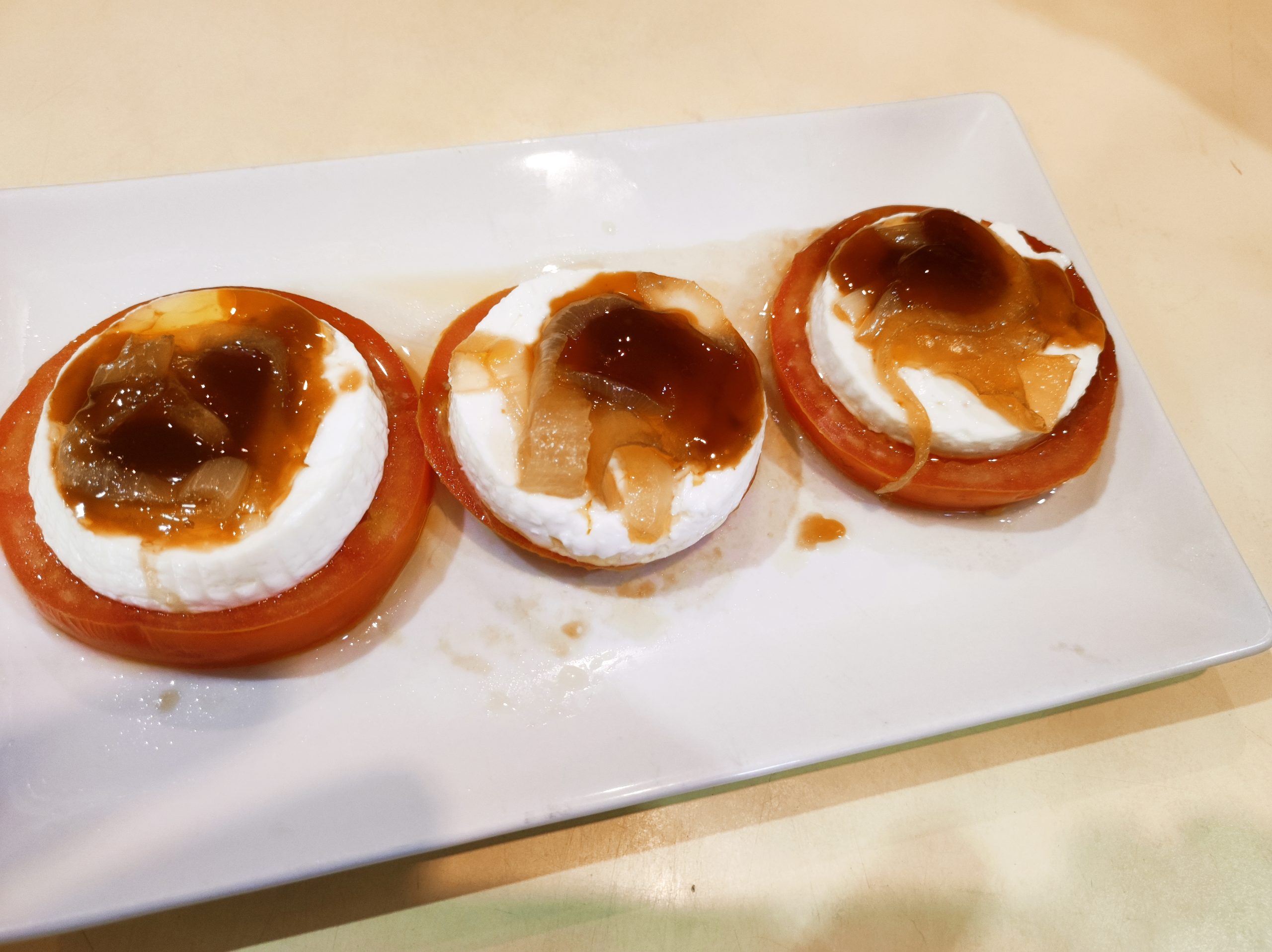 TAPAS TOMATE CON MOSSARELA